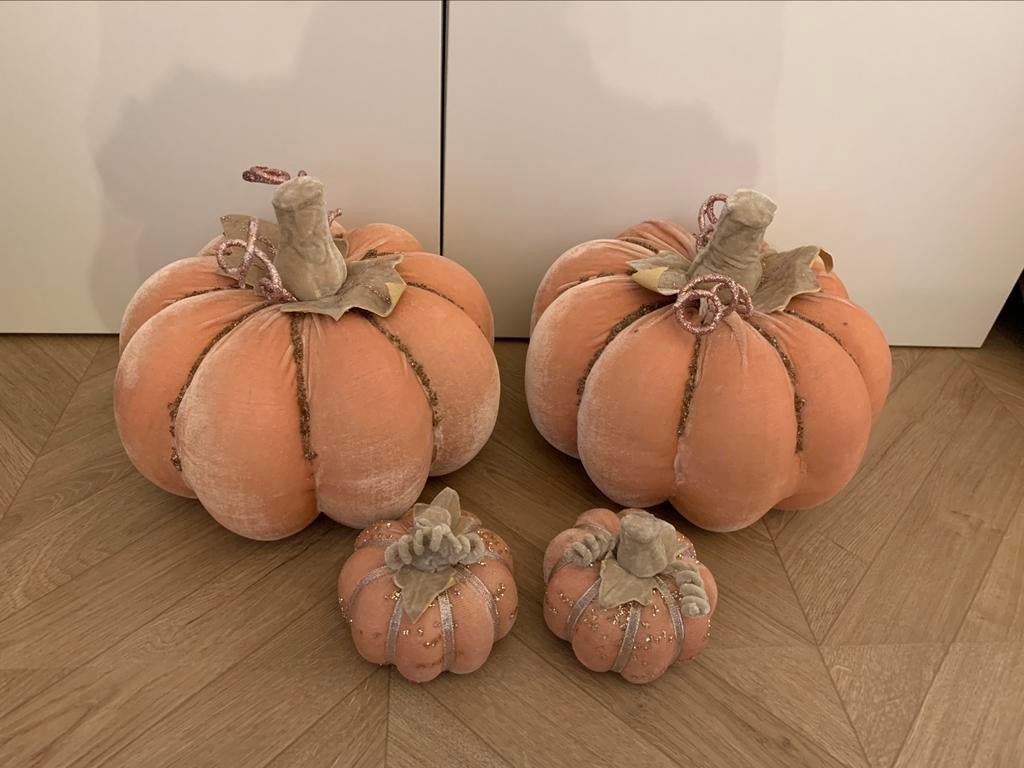 2 grote en 2 kleine velours pompoen, Ophalen of Verzenden, Zo goed als nieuw