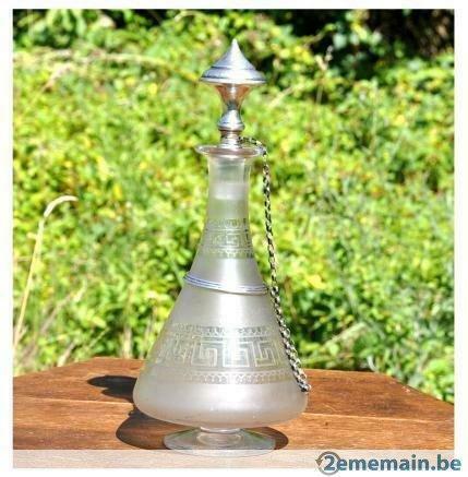 carafe taille a la roue bouchon et collerette métal argenté