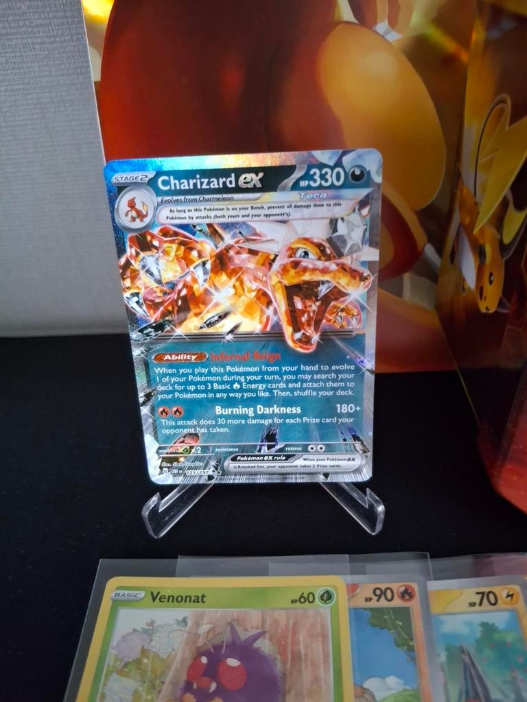 Toffe charizard set met verzamelmap en tin, Ophalen of Verzenden, Zo goed als nieuw
