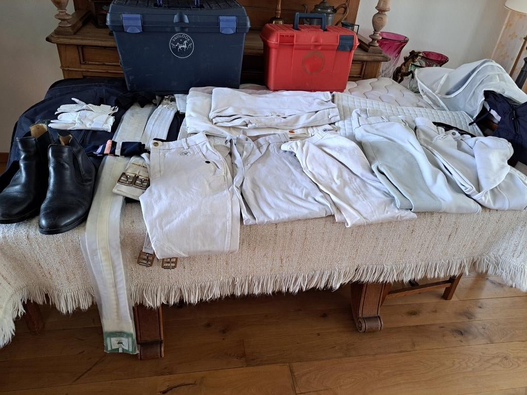 Tornooi materiaal,9 witte rijbroeken,zadeldoek wit,singels,., Dieren en Toebehoren, Paardrijkleding, Zo goed als nieuw, Dames