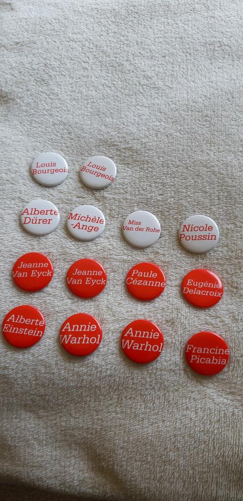 14 pins, buttons kunst. 2,5 cm. Verzamelobjecten ., Ophalen of Verzenden