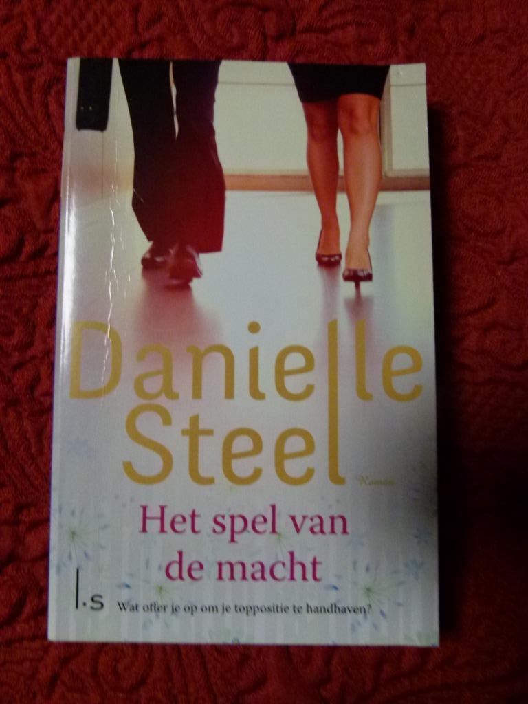 " Het spel van de macht" Danielle Steel, Ophalen of Verzenden, Zo goed als nieuw, Danielle Steel