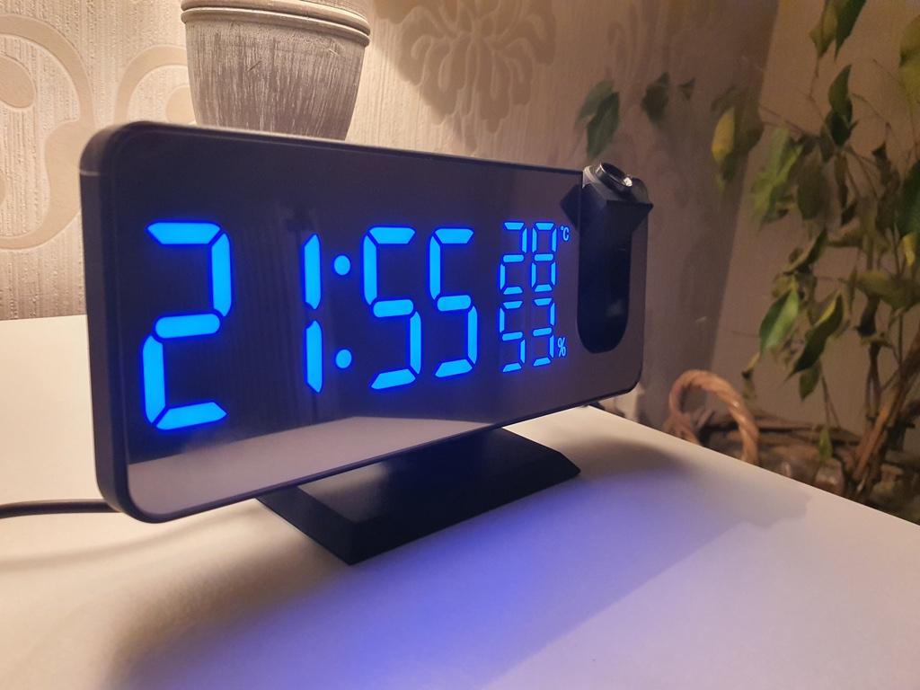 Digitale klok met tijdprojectie en ingebouwde FM-Radio, Enlèvement ou Envoi, Neuf, Digital, Réveil ou Horloge