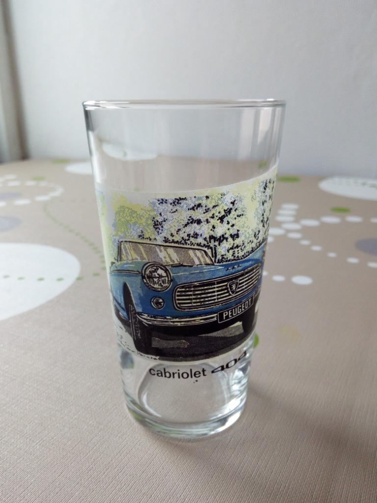 Zeer oud glas met auto Peugeot Cabriolet 404, Ophalen