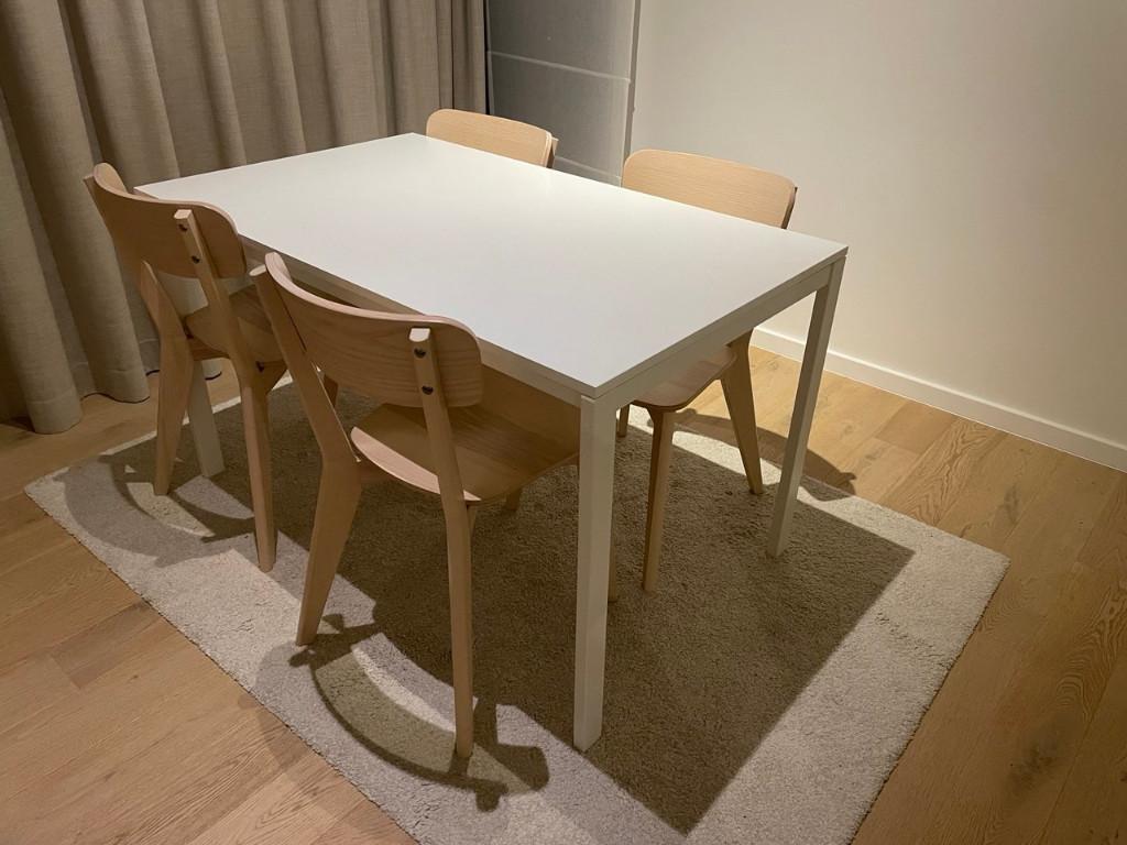 1 table and 4 Chairs, Maison & Meubles, Chaises de bureau, Enlèvement ou Envoi, Comme neuf, Blanc, Chaise boule