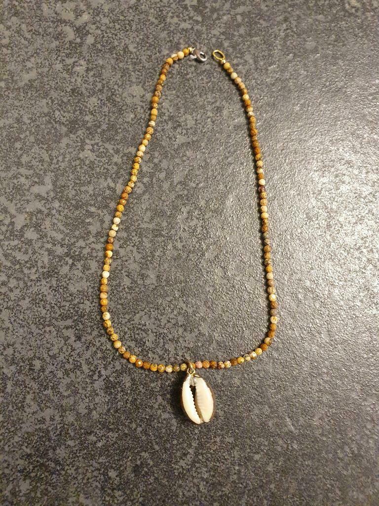 Ketting met schelp, Met hanger, Gebruikt, Beige, Ophalen of Verzenden