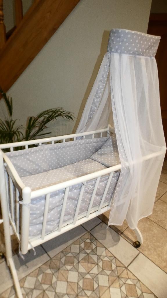 Lit/Berceau de 120 cm sur 60 cm en bois blanc , avec literie, Enfants & Bébés, Enlèvement, Comme neuf, Berceau