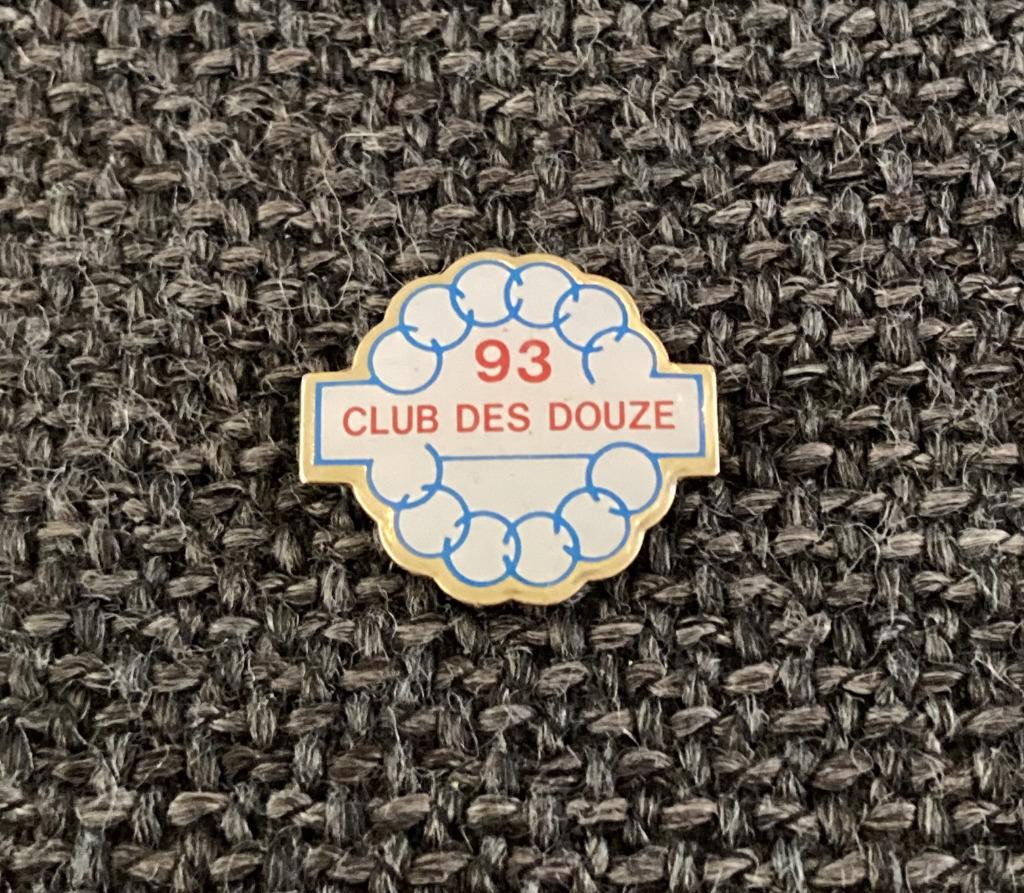 PIN - CLUB DES DOUZE - BRUSSEL - BRUXELLES, Envoi, Utilisé, Autres sujets/thèmes, Insigne ou Pin's