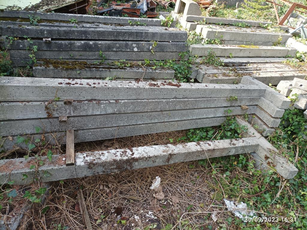 PIQUETS EN BETON POUR CLOTURE, Enlèvement, Neuf