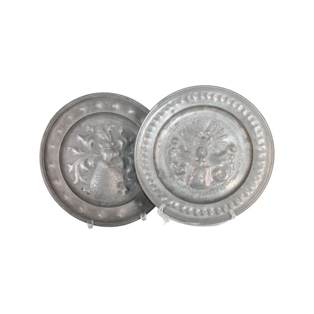 Élégante Paire d'Assiettes Étain Armoriées LS 1719, Enlèvement ou Envoi
