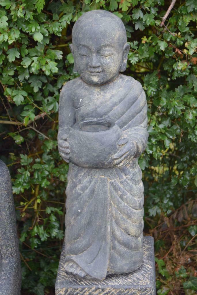 Shaolin monnik (boeddha) met verweerde stenen kom, Tuin en Terras, Ophalen, Zo goed als nieuw, Steen, Boeddhabeeld