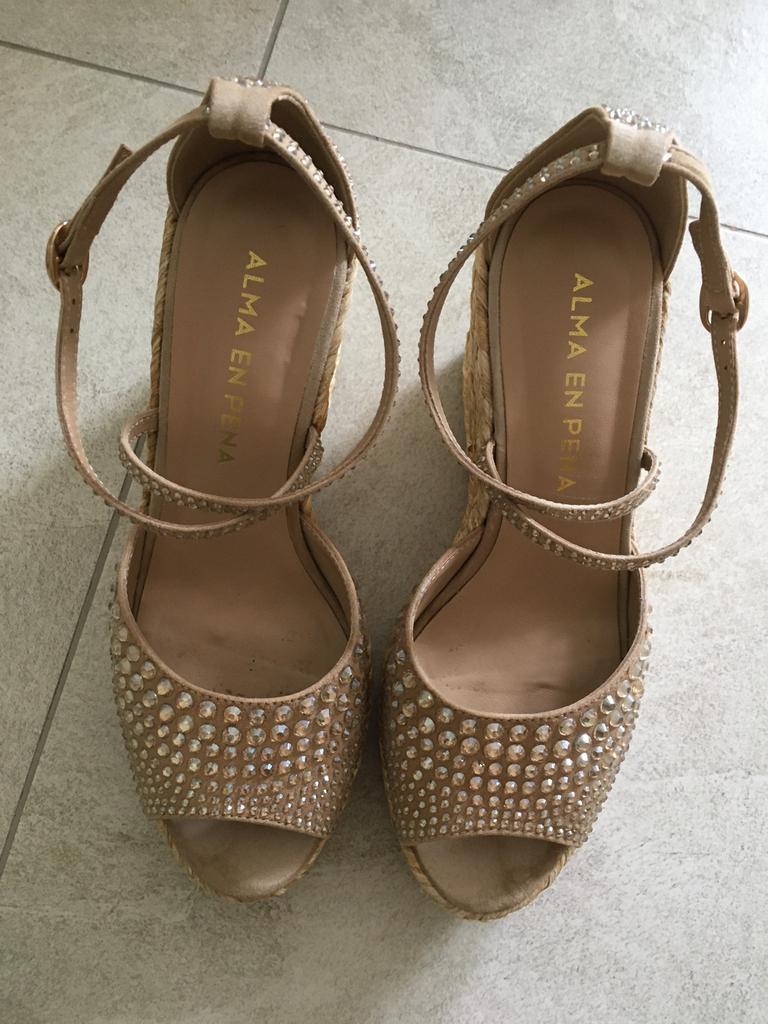 Goudkleurige pumps Alma en Pena maat 38, Kleding | Dames, Schoenen, Ophalen, Zo goed als nieuw, Sandalen of Muiltjes