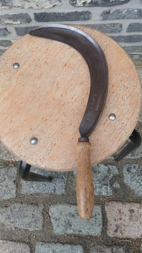oude,antieke sikkel,gesmeed,Rich Schulte nr.2,houten steel, Antiek en Kunst, Antiek | Gereedschap en Instrumenten, Ophalen