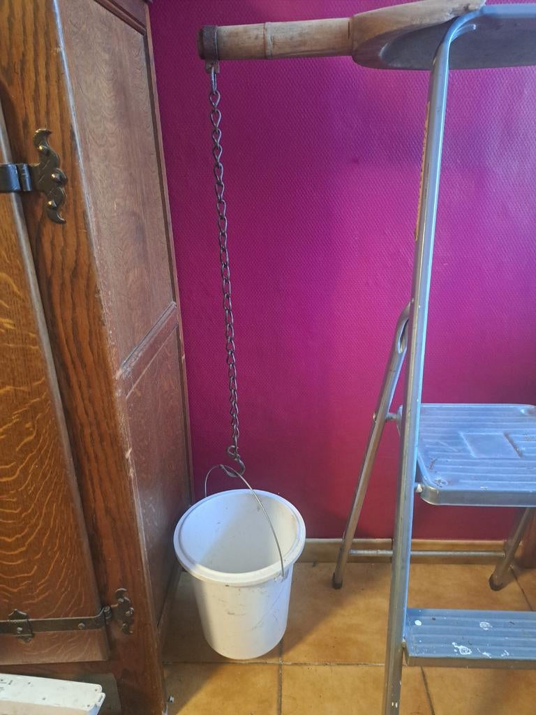 Porte seau en bois sur les épaules, Enlèvement
