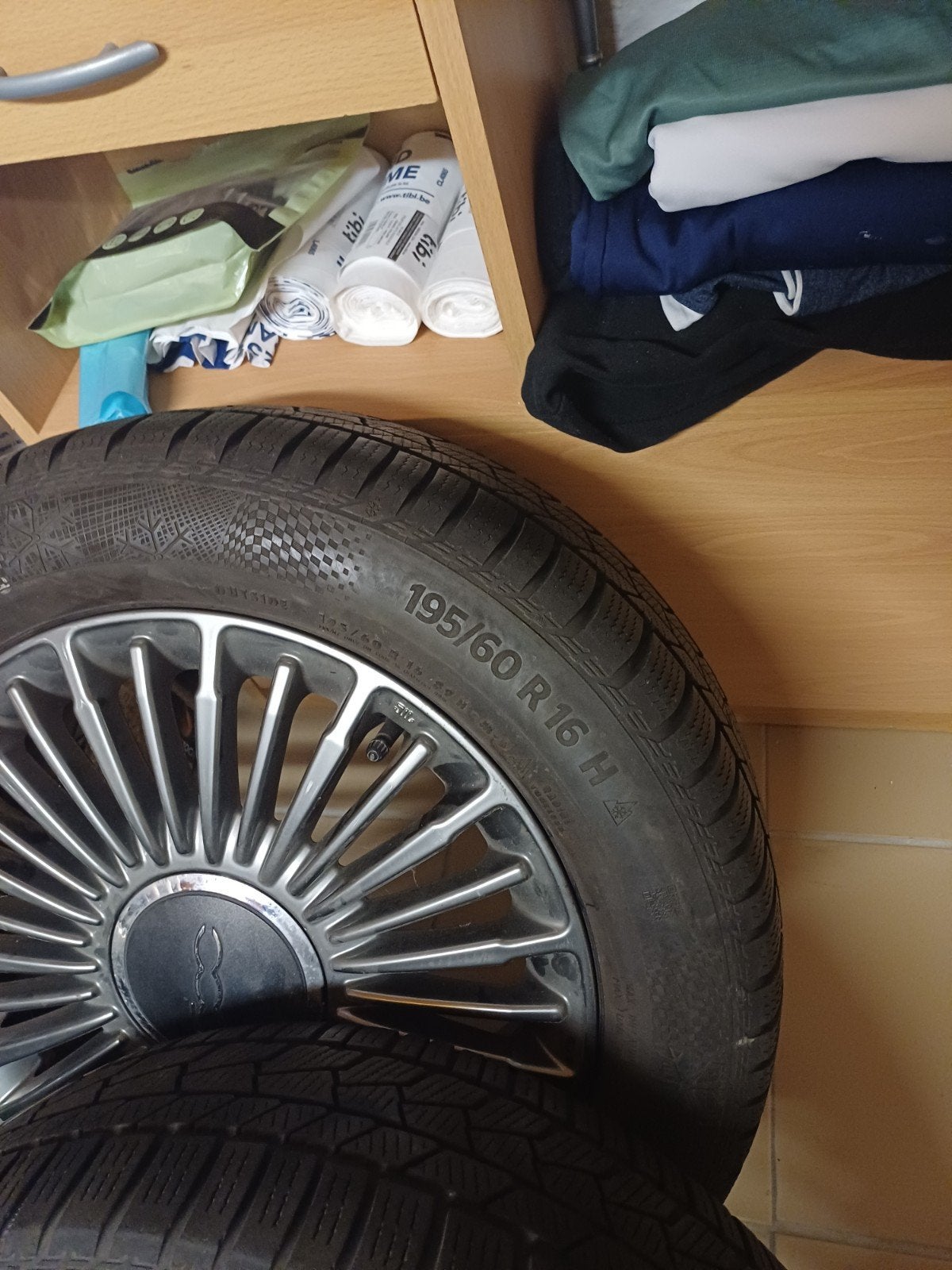 pneus  e jantes  d'iver  pour Fiat 500 tres tres bonne etat, Enlèvement, Comme neuf