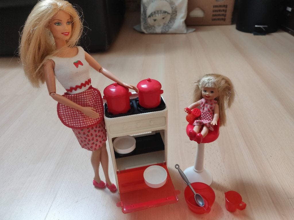 Barbie + Shelly + Keukentje, Ophalen, Gebruikt, Barbie