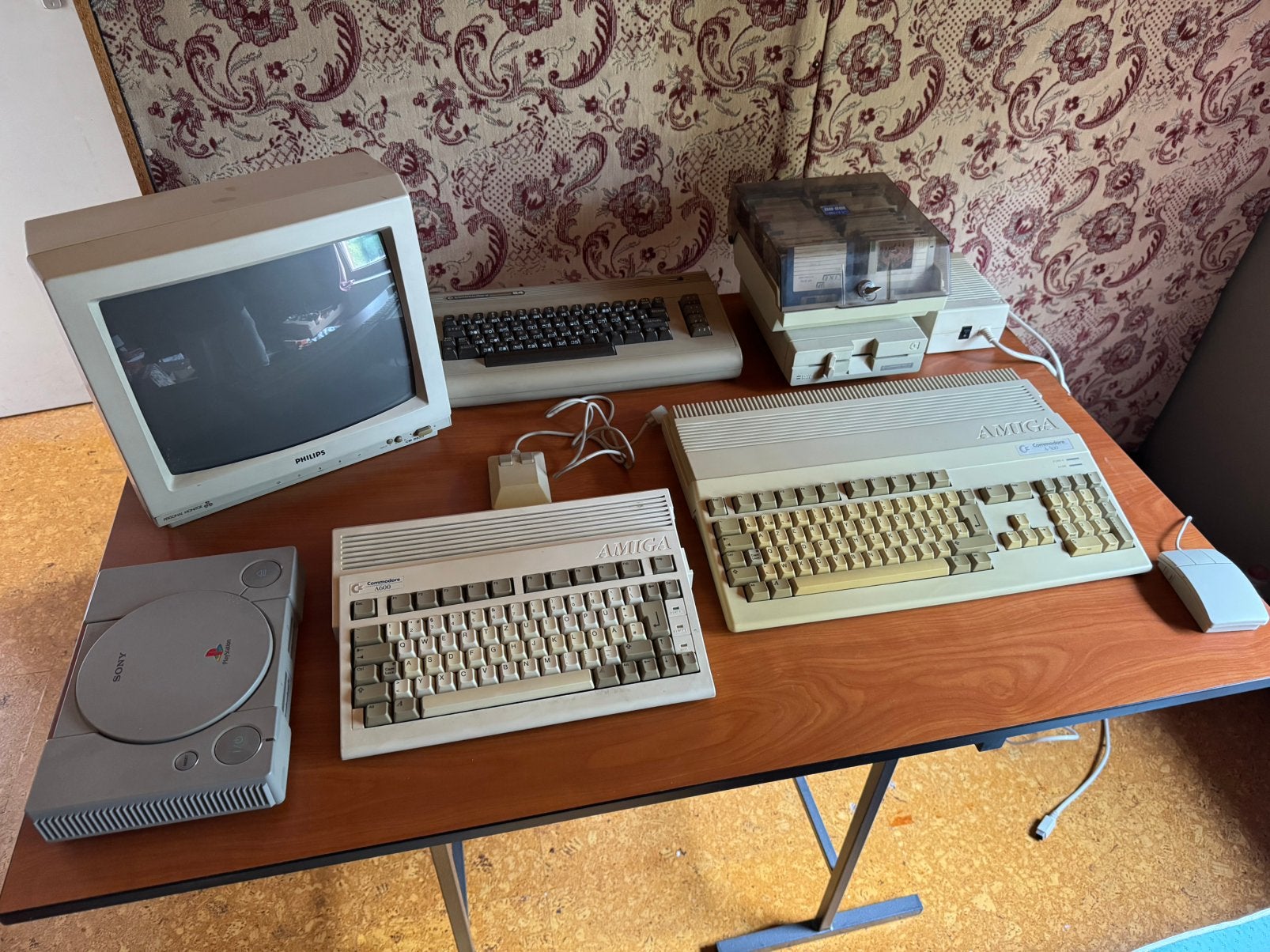 C64 x Amiga 600 & 1000 x PlayStation 1, Computers en Software, Vintage Computers, Ophalen