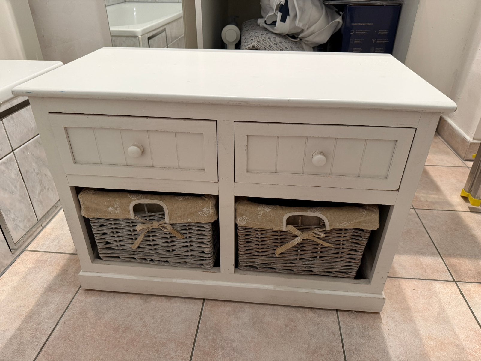 Witte houten kast met 2 lades en 2 manden (20 euro), Huis en Inrichting, Ophalen of Verzenden, Zo goed als nieuw