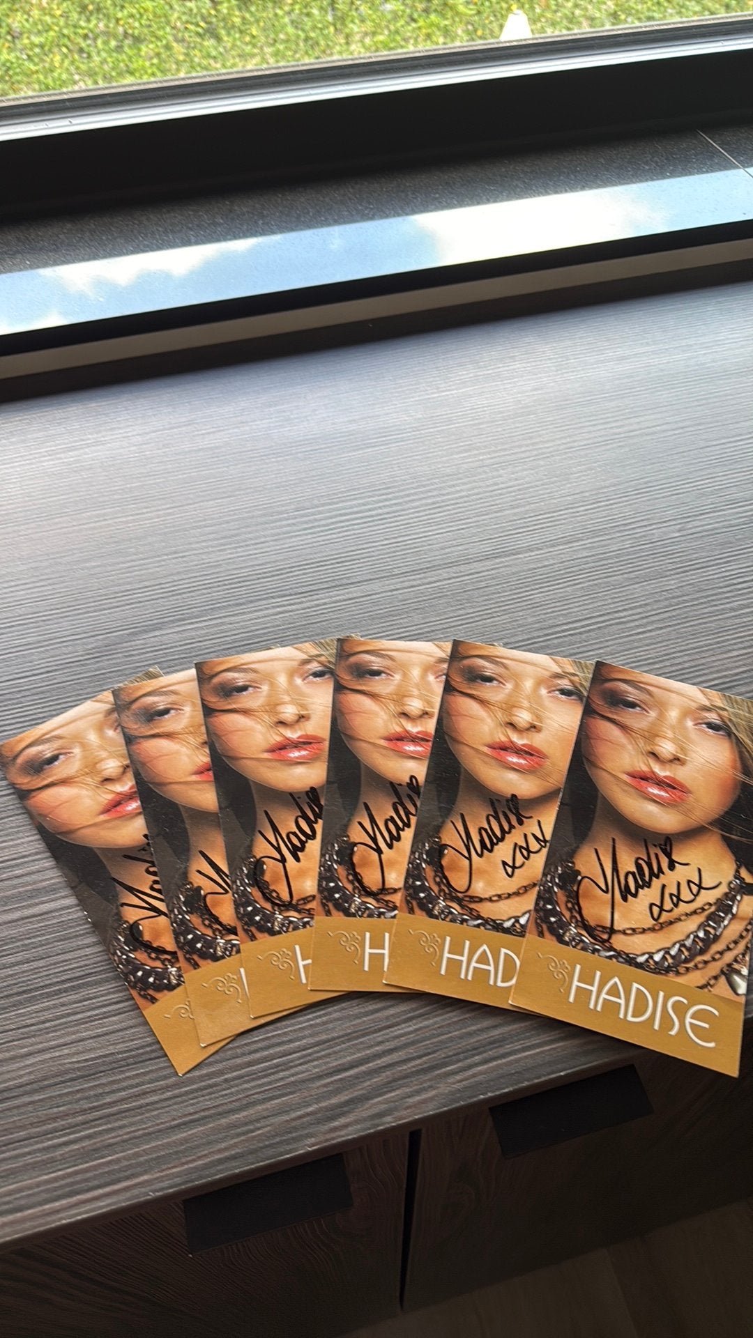 Hadise Gehandtekende Albumfolder, Verzamelen, Foto's en Prenten, Ophalen, Zo goed als nieuw