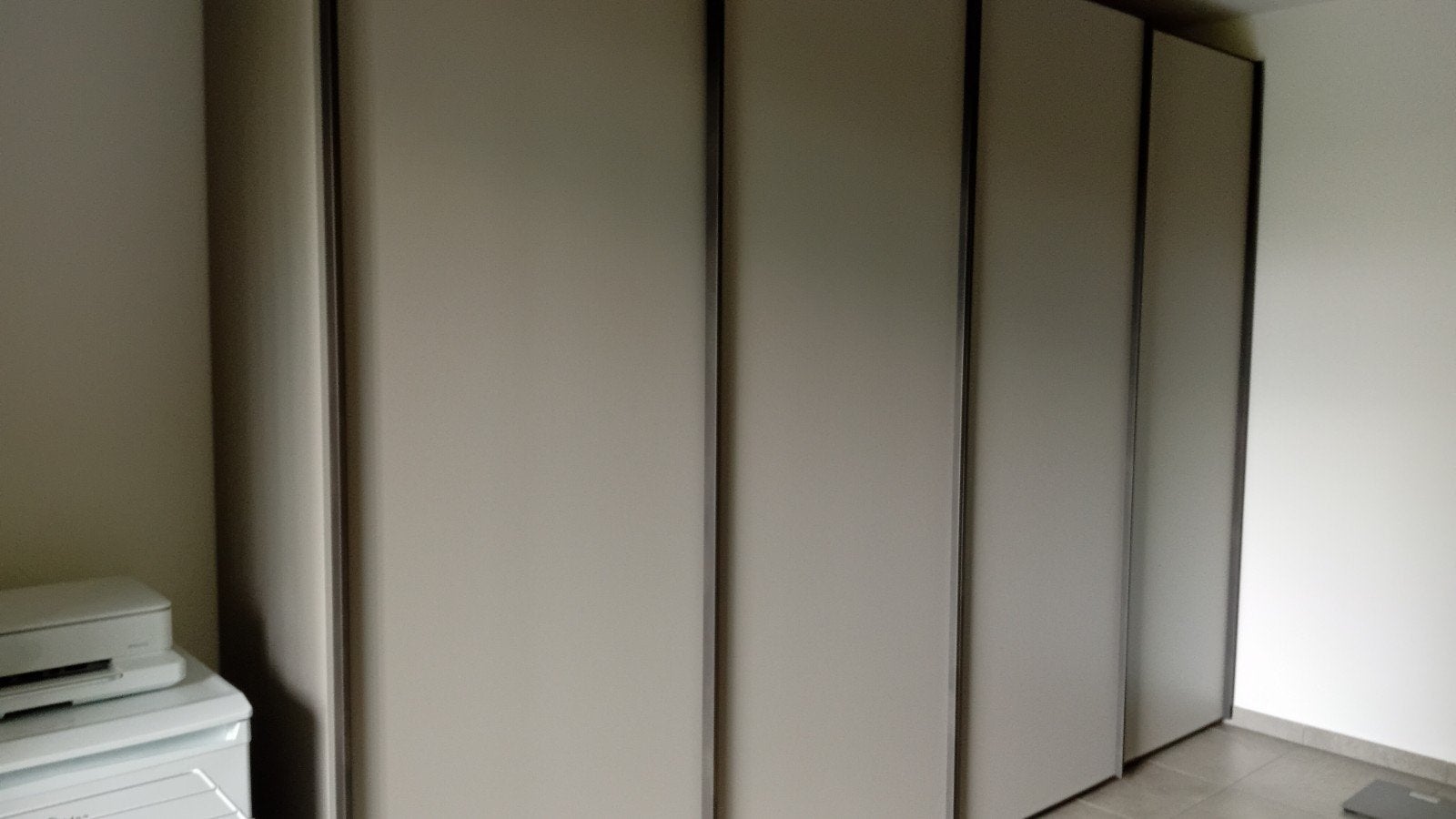 Kiezelgrijs-kleurige grote kledingkast met schuifdeuren.., 200 cm of meer, Zo goed als nieuw, 200 cm of meer, Modern