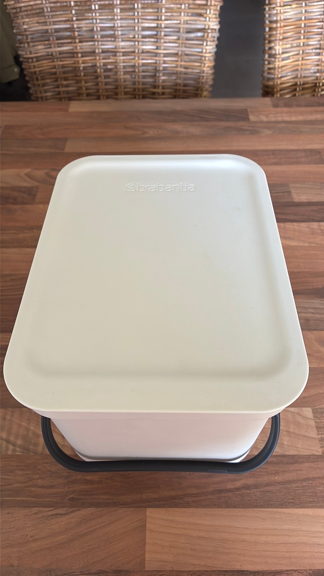 Brabantia beige vuilbakje ( kun je ophangen), Huis en Inrichting, Kunststof, Gebruikt, Ophalen of Verzenden, Minder dan 10 liter