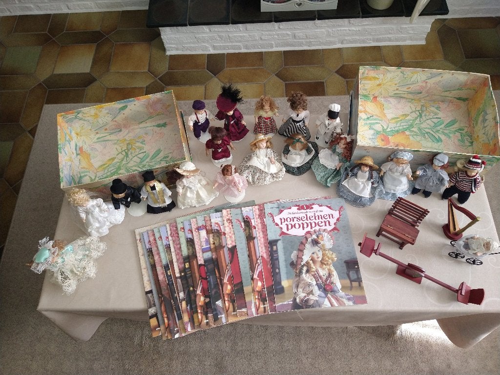 Verzameling miniatuur porseleinen poppen en tijdschriften., Verzamelen, Ophalen, Accessoires