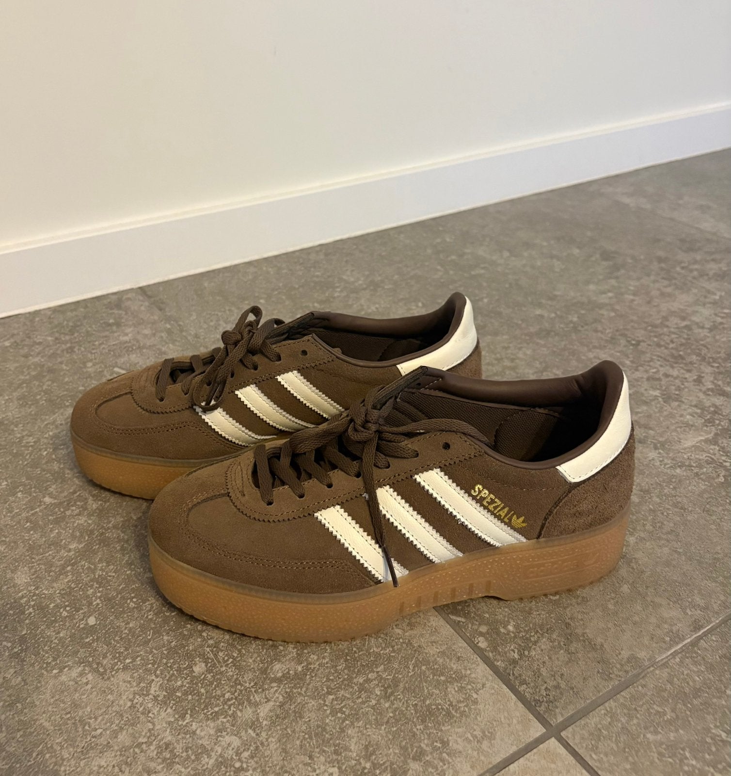 Baskets Adidas, Vêtements | Femmes, Chaussures, Enlèvement ou Envoi, Sneakers et Baskets, Comme neuf, Brun