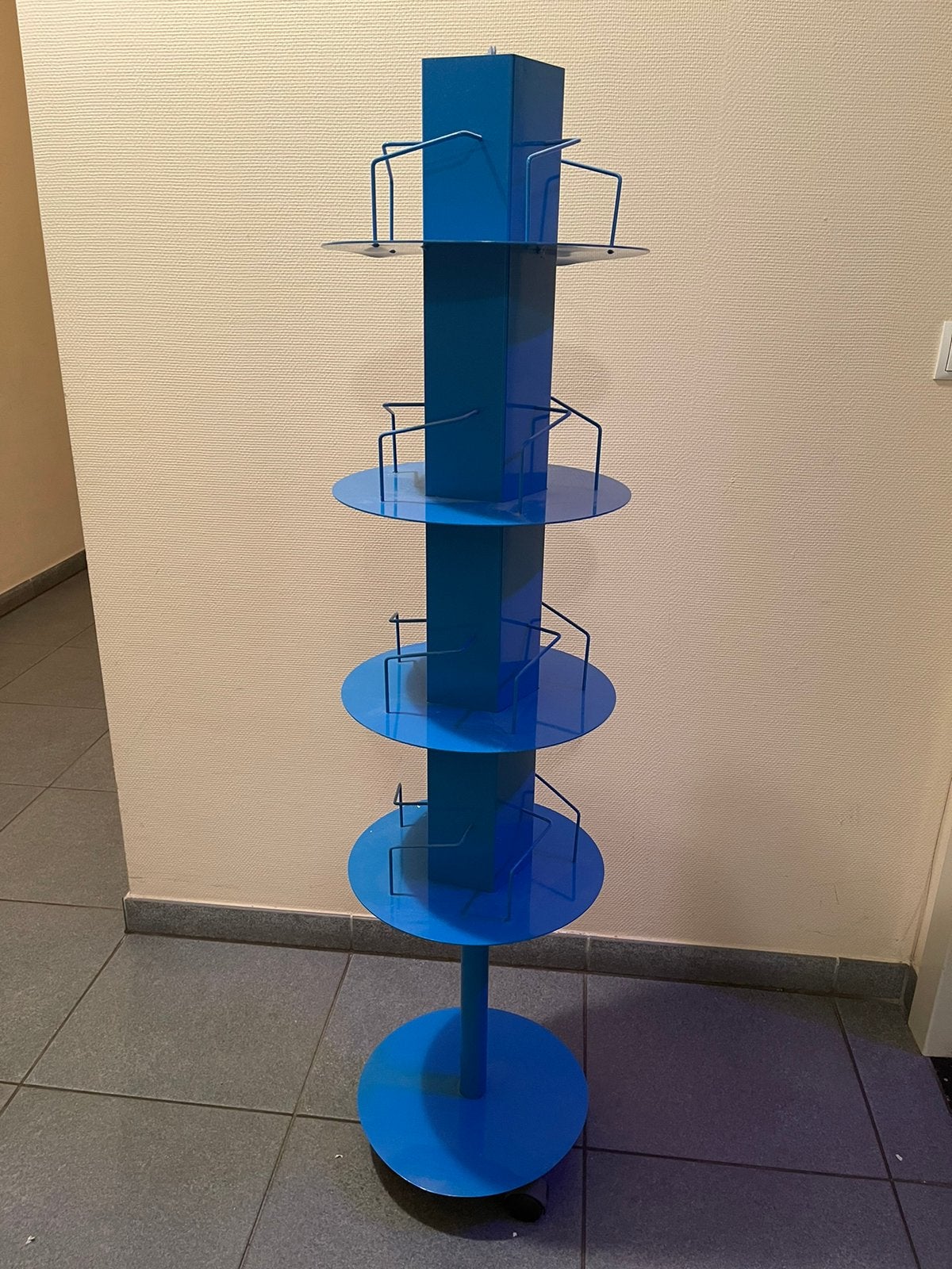 Blauw metalen display op wielen, Huis en Inrichting, Woonaccessoires | Cd- en Dvd-rekken, Ophalen, Gebruikt