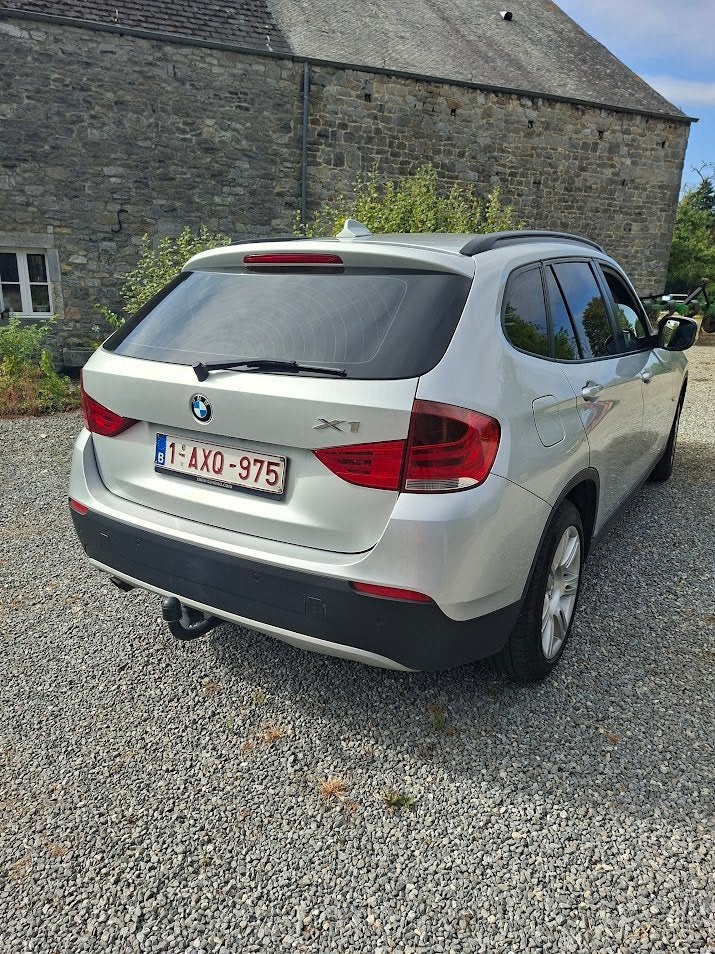 BMW X1 année 2011 très bon état, Autos, BMW, Argent ou Gris, Achat, Boîte manuelle, Noir