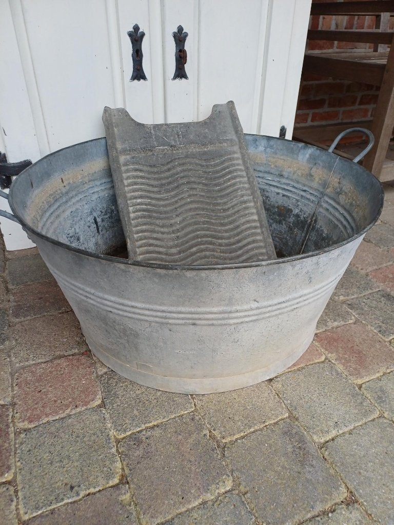 Oude Wastobbe met wasbord, Ophalen