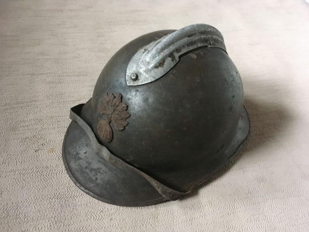 wo2 - Franse helm model Adrian met embleem en kinriem, Ophalen of Verzenden, Landmacht, Helm of Baret