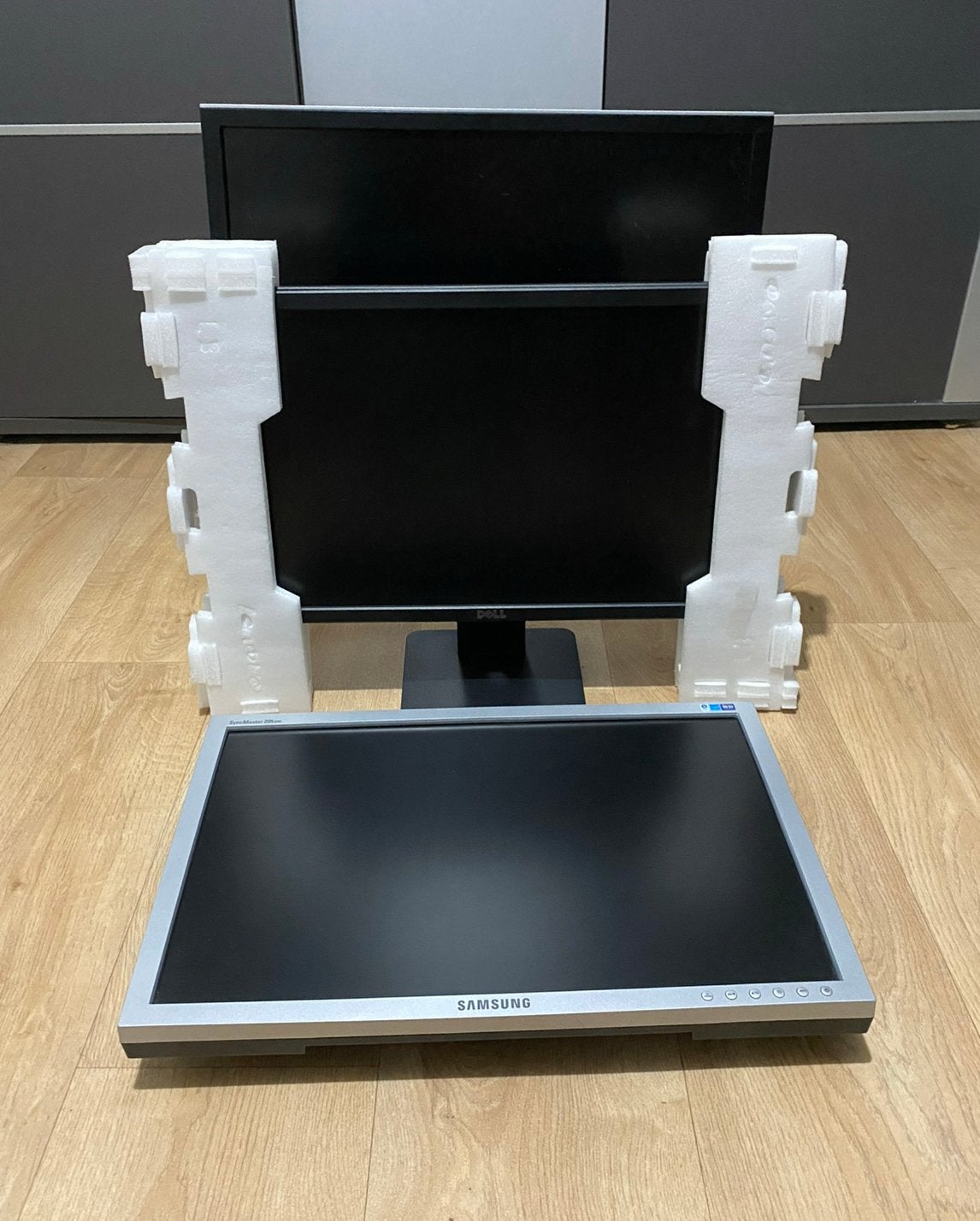 2 Dell en 1 samsung monitors en schermen, Computers en Software, Monitoren, Ophalen