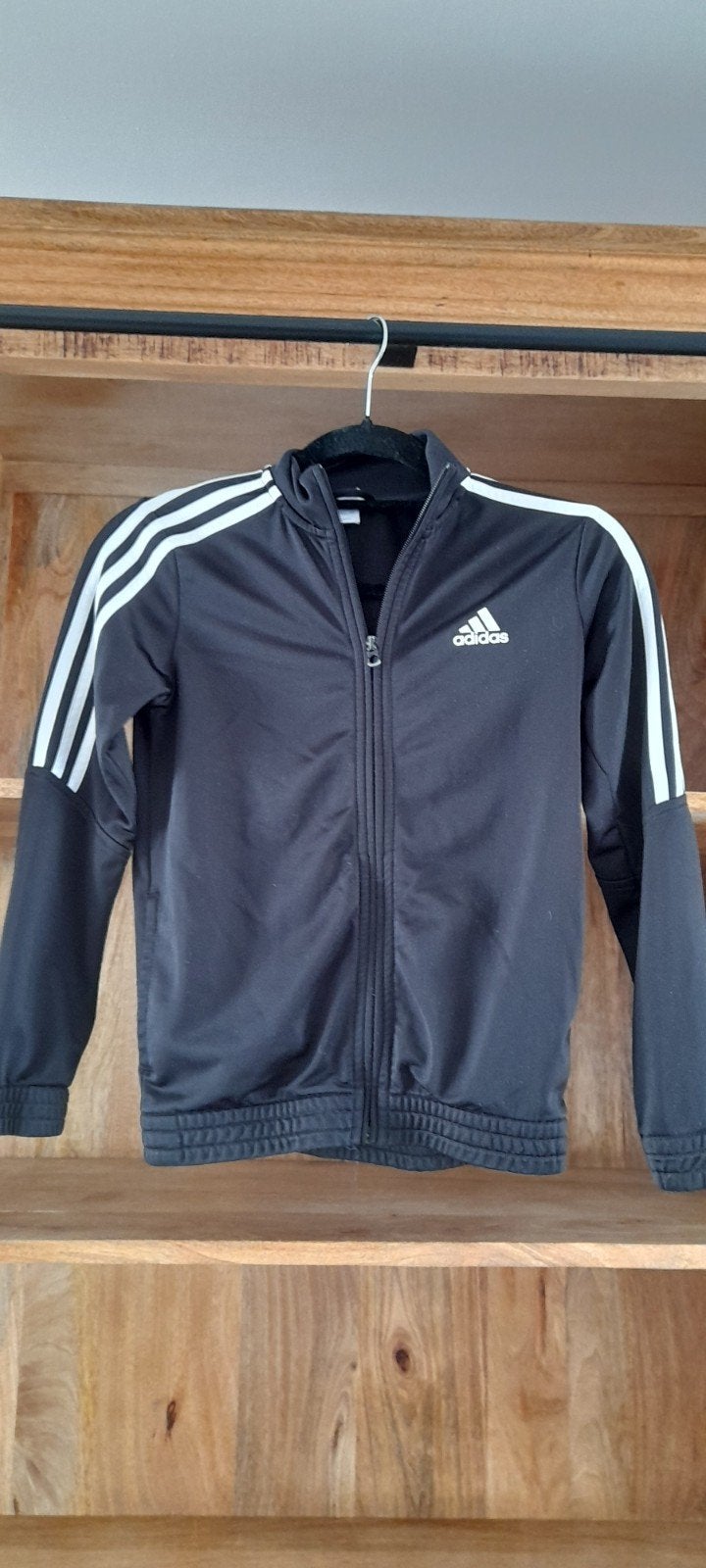 zwart sweatvestje adidas mt 140, Enfants & Bébés, Vêtements enfant | Taille 140, Adidas, Garçon ou Fille, Pull ou Veste, Enlèvement