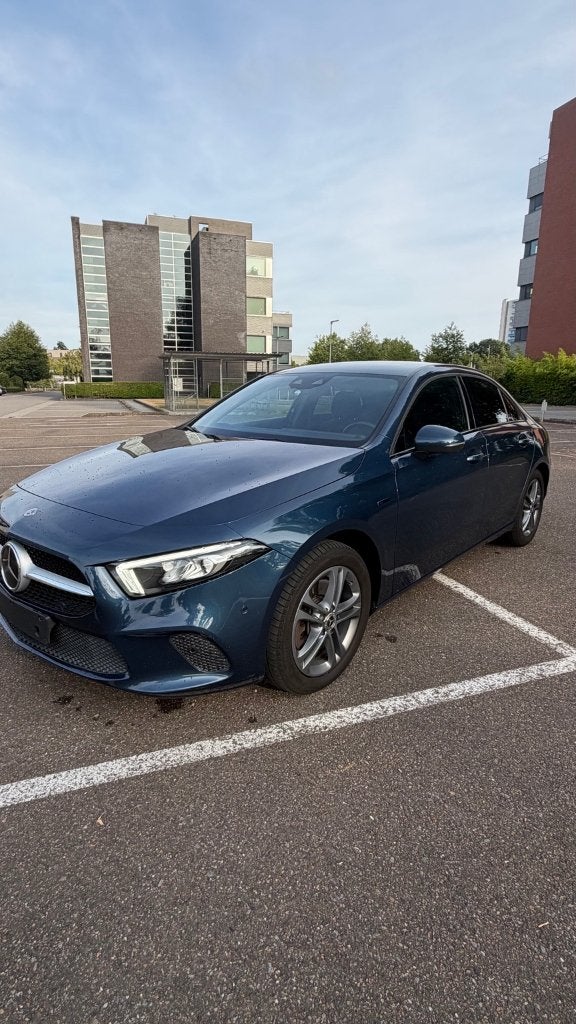 Mercedes-Benz A250e Sedan Plug-in Hybride Automaat 139.411km, Autos, Mercedes-Benz, Cuir, Achat, 1700 kg, Noir