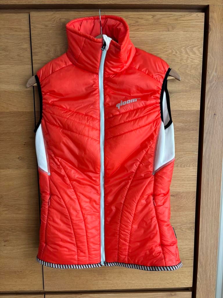 NIEUW: Qloom Technische Bodywarmer/Gilet (Oranje) - Maat M, Kleding | Dames, Sportkleding, Maat 38/40 (M), Nieuw, Oranje, Ophalen of Verzenden