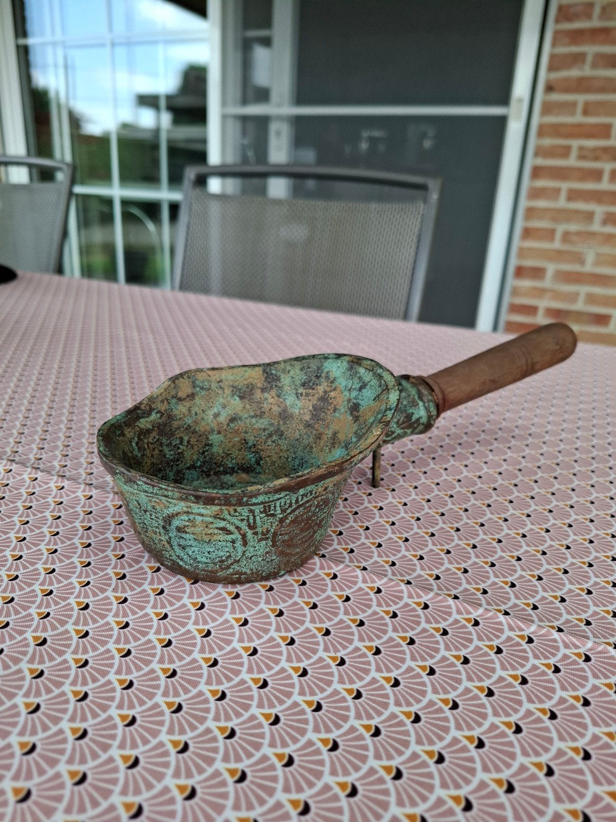 Chinees zijdestrijkijzer in brons/messing met houten handvat, Enlèvement ou Envoi, Bronze