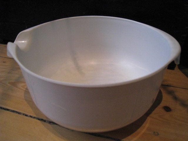 Witte plastiek kom om bv deeg te maken, met giettuit, Ophalen