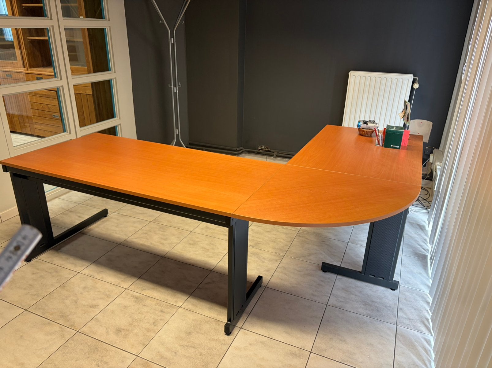 Grote Houten bureau met metalen onderstel, Huis en Inrichting, Ophalen, Zo goed als nieuw, Hoekbureau