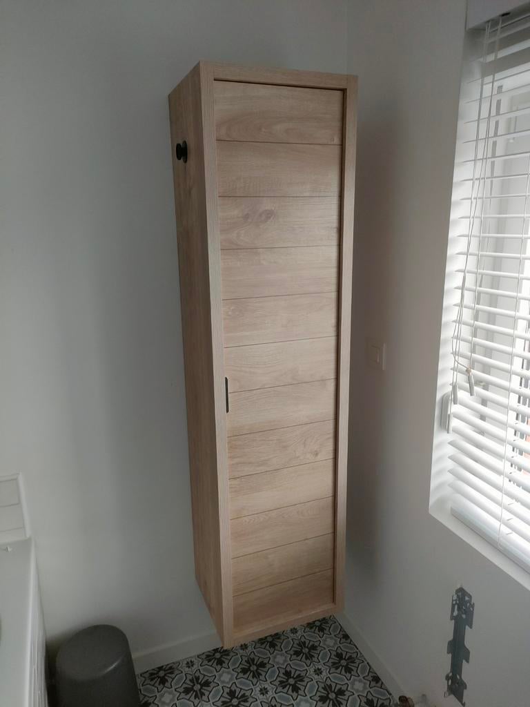 Kolom- en spiegelkast Allibert, Ophalen