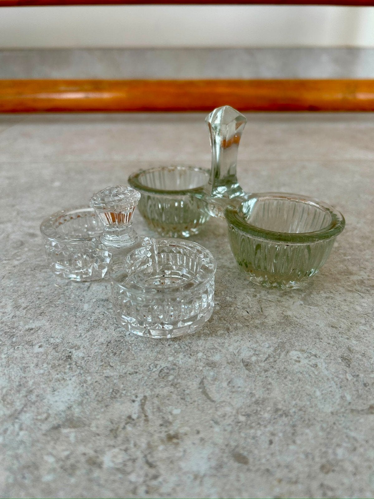 LOT van 2 vintage glazen condimentensetjes van geslepen glas, Enlèvement