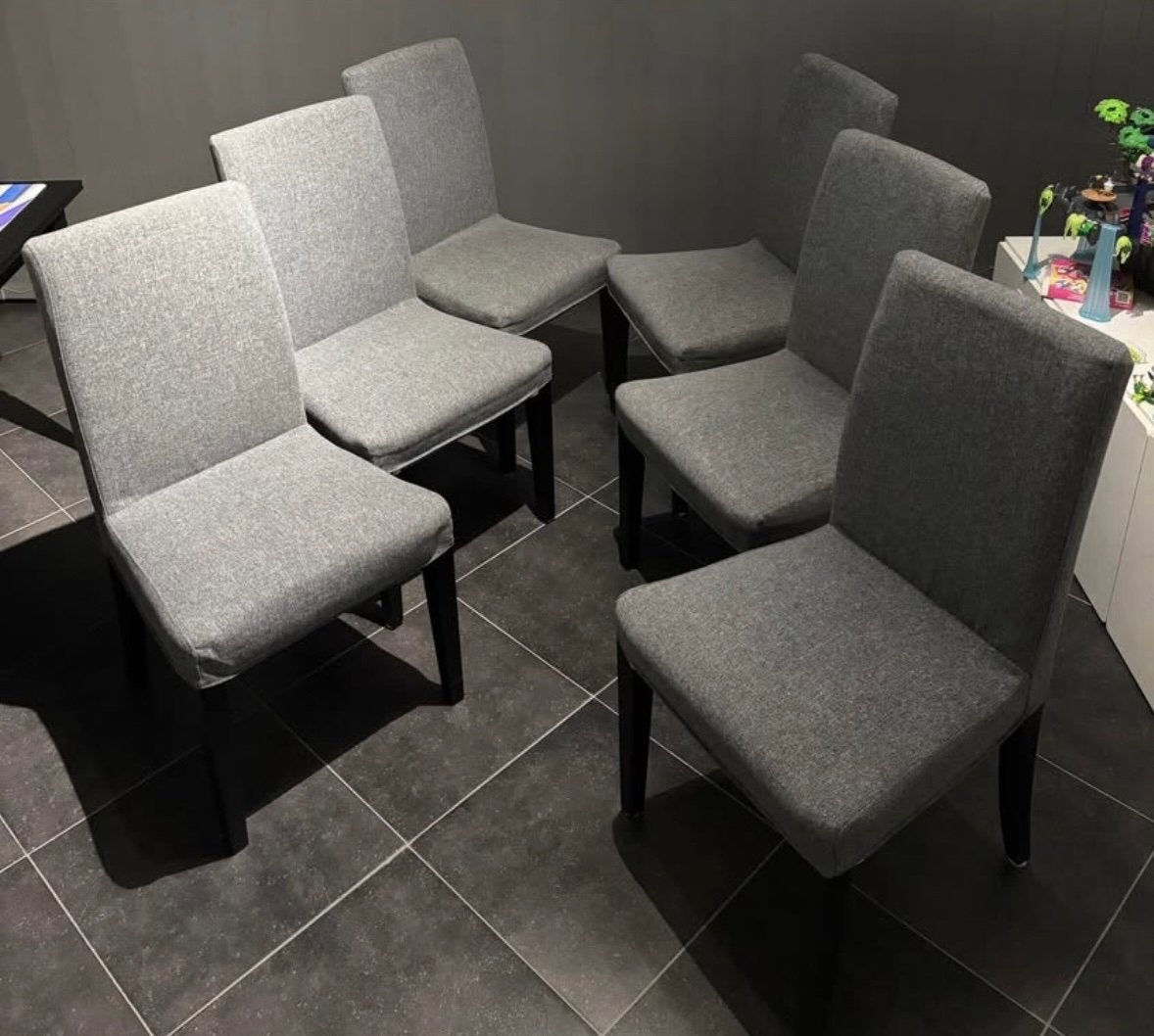 Stoelen met grijze hoes en nog eens extra rode hoezen, Ophalen, Zo goed als nieuw