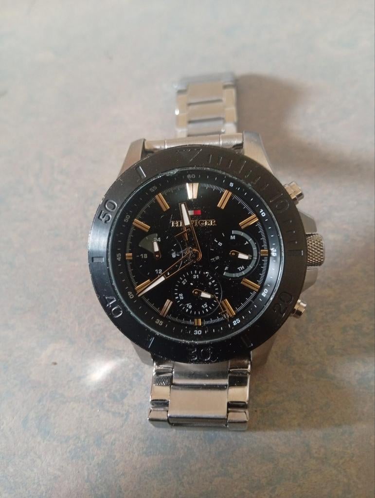 Zilverkleurige Tommy horloge zeer goede staat, Bijoux, Sacs & Beauté, Enlèvement