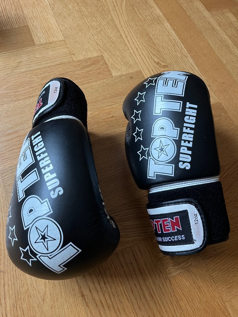 Gants, casque, chaussures et shorts Kickbox, Sports & Fitness, Enlèvement ou Envoi, Comme neuf, Protection pour arts martiaux