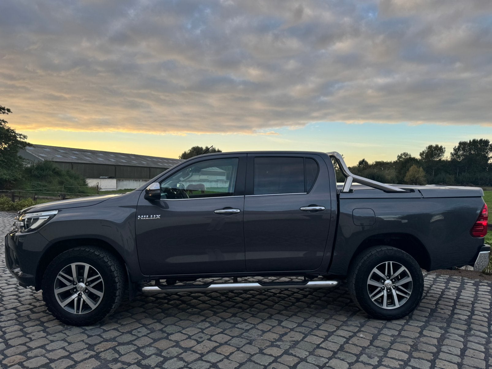 Toyota Hilux lounge 2.4D 4x4 automaat, Auto's, Automaat, 4 deurs, 4 cilinders, 2100 kg