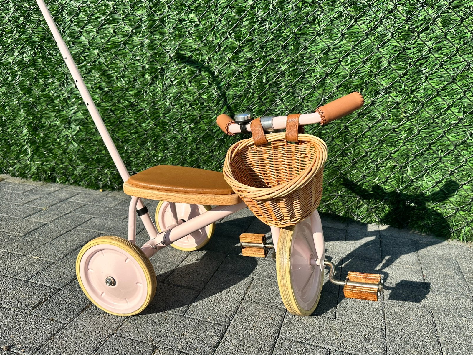 Joli tricycle enfant rose avec panier en osier, Enlèvement, Comme neuf