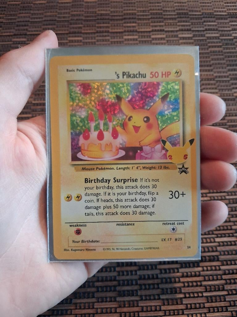 Pikachu Birthday Surprise - DUBBELE ERROR, Ophalen of Verzenden, Zo goed als nieuw, Losse kaart, Foil