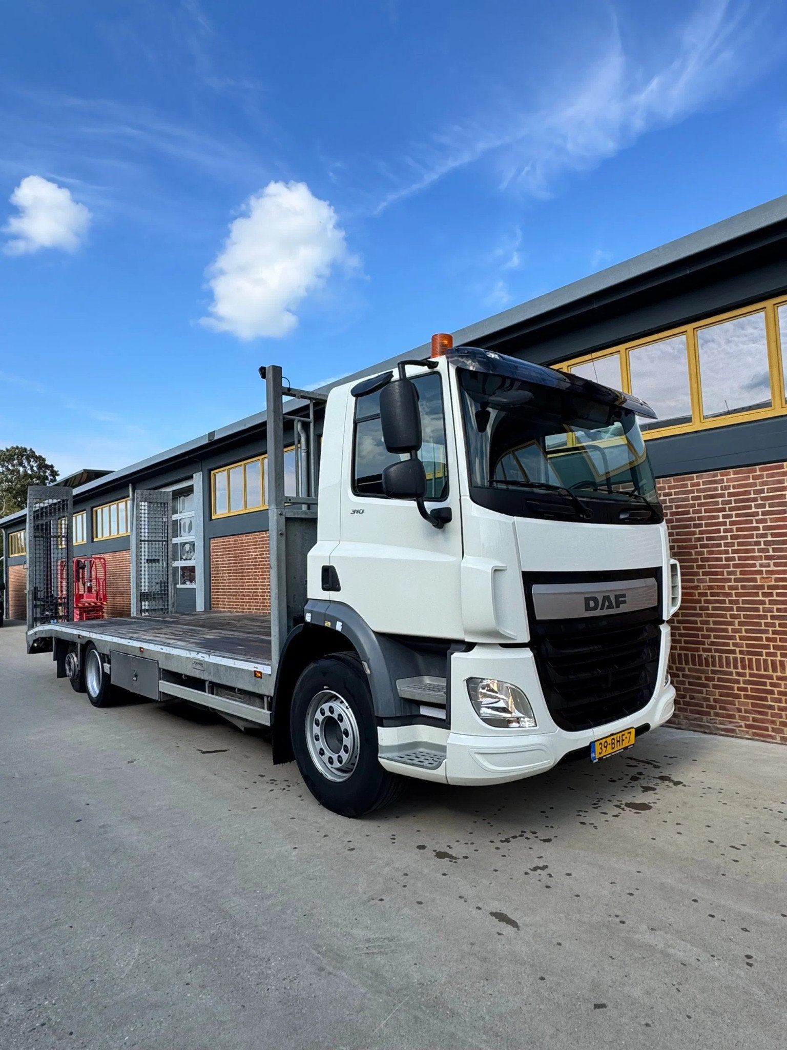 DAF CF310 (bj 2016), Zo goed als nieuw