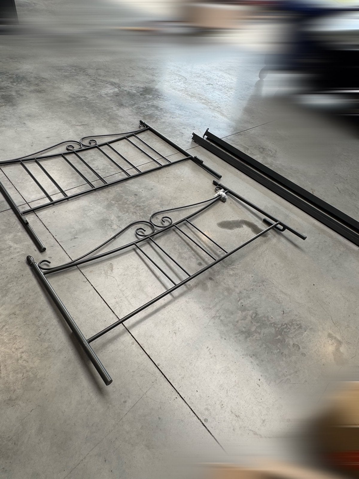 Metalen bedframe + 2 nachtkastjes, Enlèvement, Utilisé