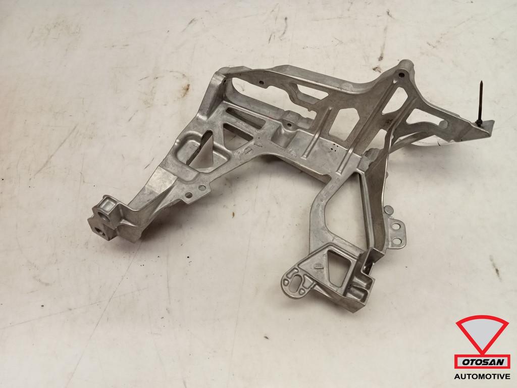Support avant droit Mercedes Classe C W205 A2056221600, Mercedes-Benz AG, Mercedes-Benz, Droite, Utilisé