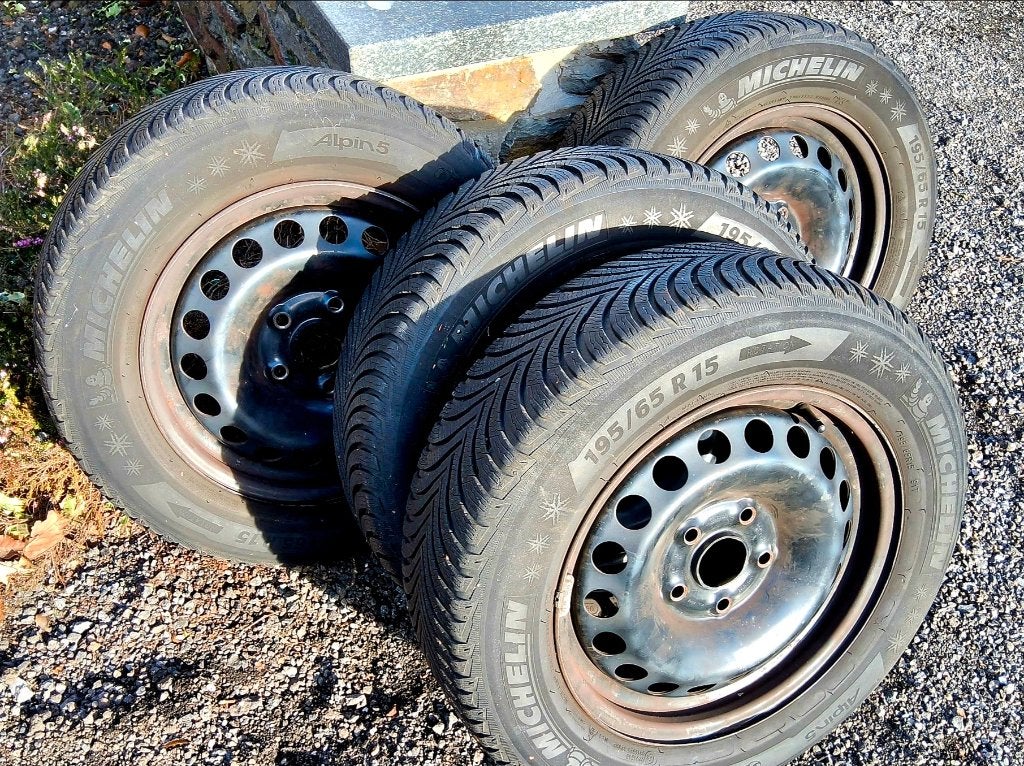 4 très bons pneus hiver 195/65-15, jantes Skoda, Seat et VW, 15 pouces, Pneus et Jantes, Pneus hiver, Enlèvement
